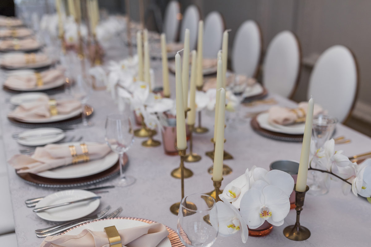 huwelijksdiner_lange_tafel_kaarsen