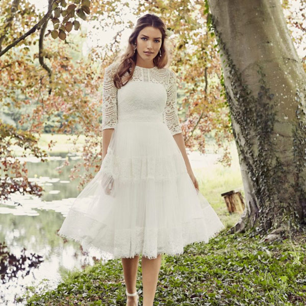 Stralen in eenvoud: de magie van een simpele trouwjurk