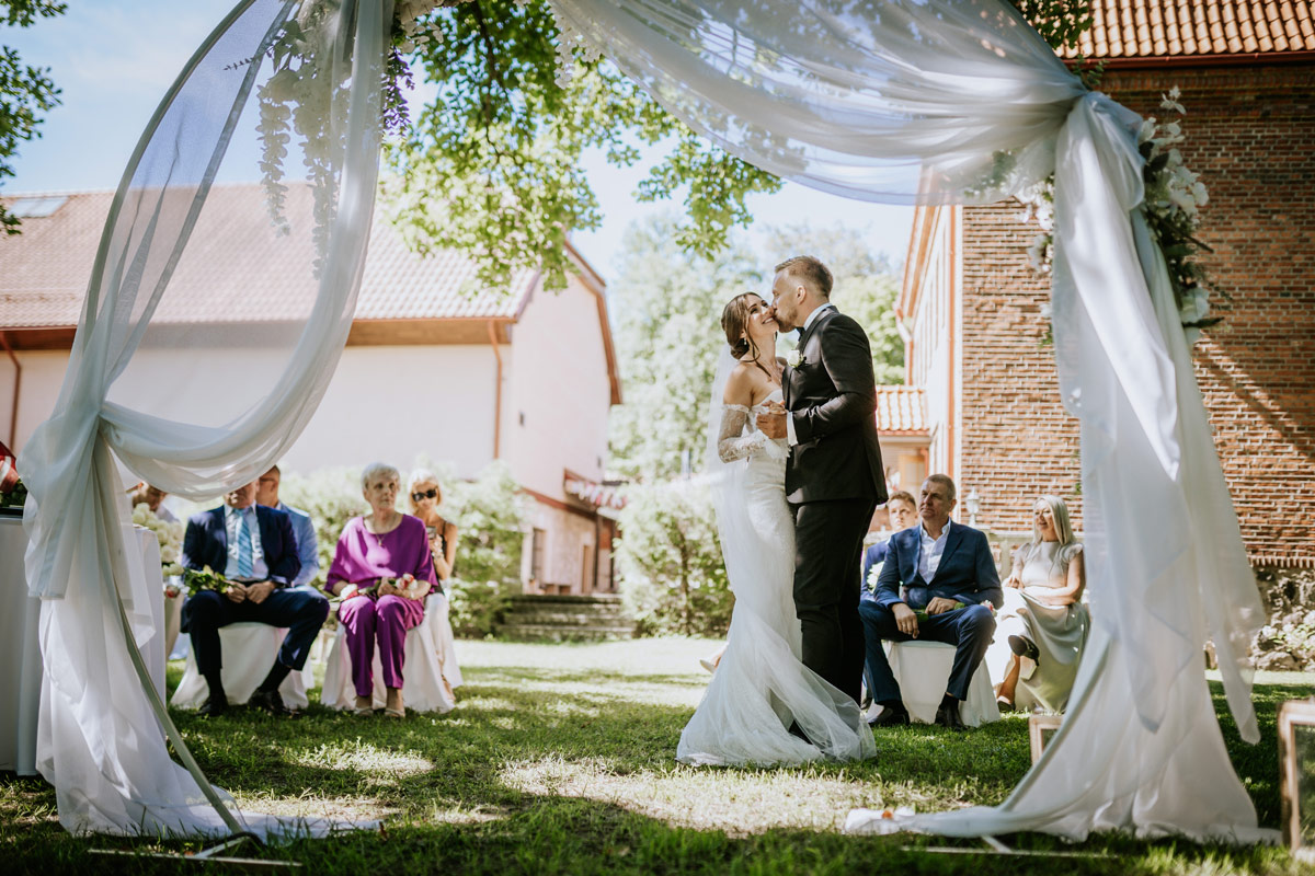 unieke_buiten_trouwlocatie_ruimte_voor_gasten