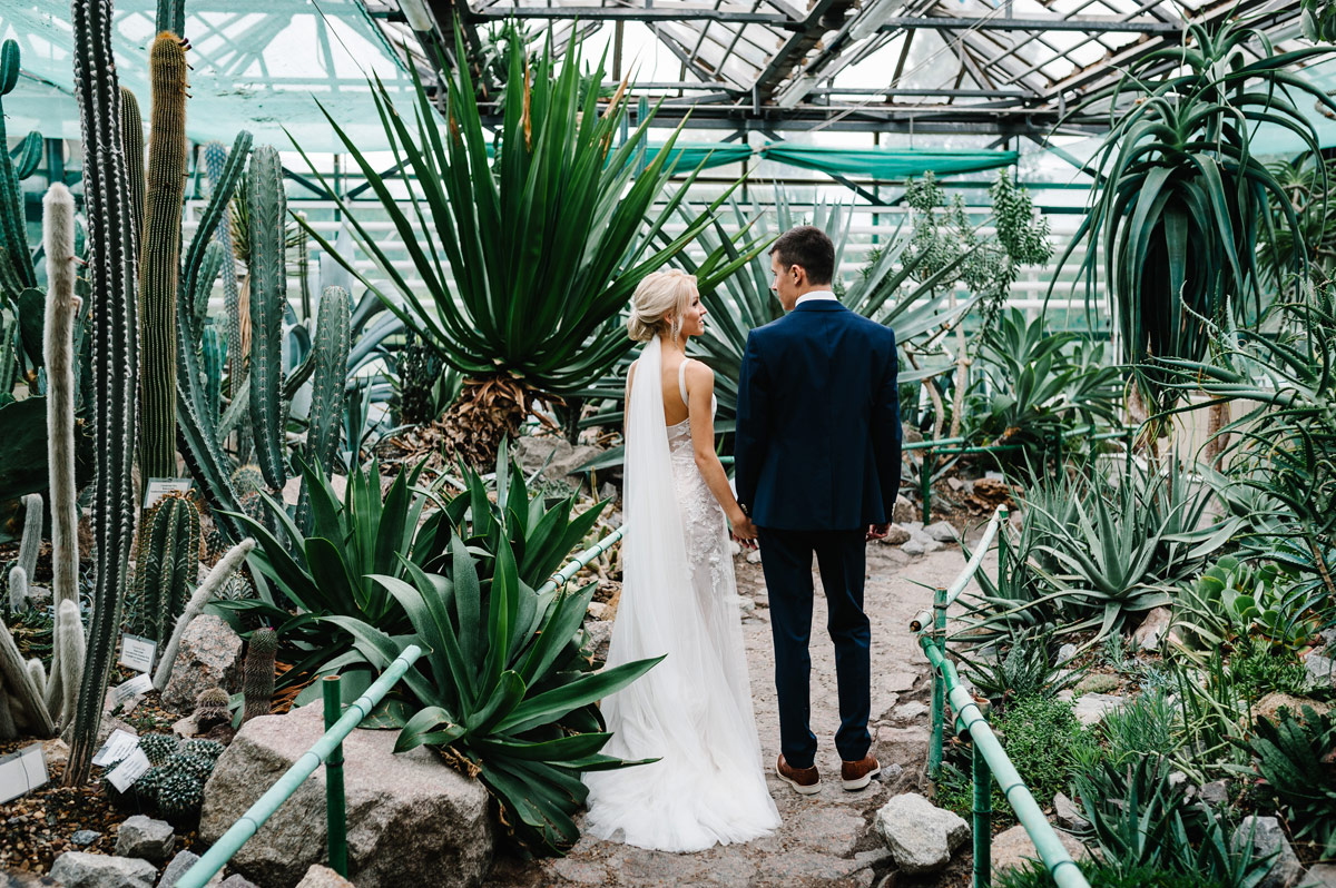Trouwen-in-een-kas-of-botanische-tuin